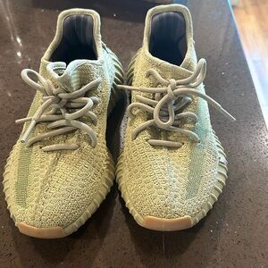 Yeezy sneakers us 4 1/2